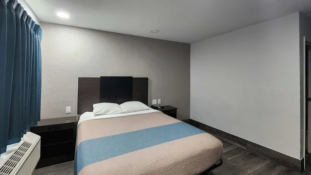 غرفة ديلوكس بسرير مزدوج لذوي الإعاقة، Motel6 Galveston, TX 2/8