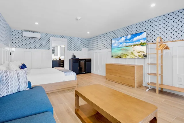 غرفة بسرير كينج بإطلالة على المسبح بشرفة، Tropic Isle Beach Resort 10/10