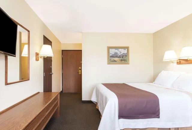 غرفة بسرير كينج لذوي الإعاقة، Days Inn by Wyndham Missoula Airport 1/4