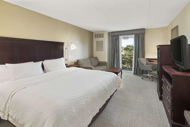 غرفة صغيرة بسرير كينج بشرفة مع أريكة، Hampton Inn Fairhopemobile Bay 1/5