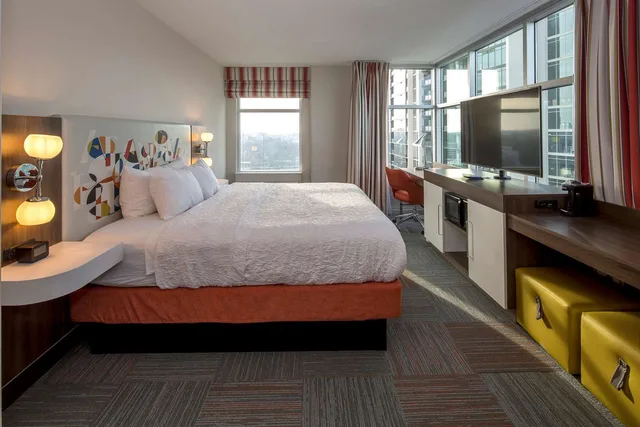 غرفة بسرير كينج بإطلالة على المدينة لذوي الإعاقة، Hampton Inn and Suites Atlanta Midtown 1/2