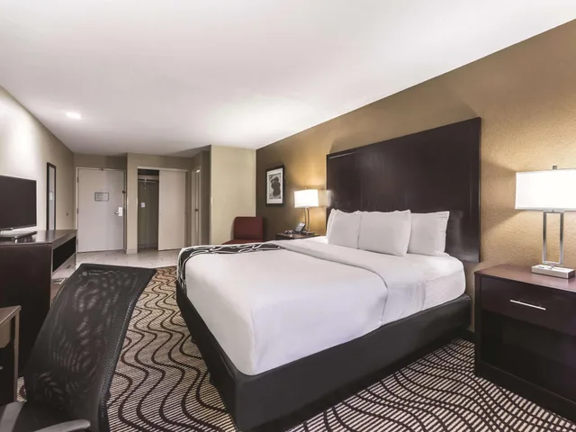 جناح ديلوكس تنفيذي بسرير كينج، La Quinta Inn & Suites by Wyndham Collinsville - St. Louis 2/8