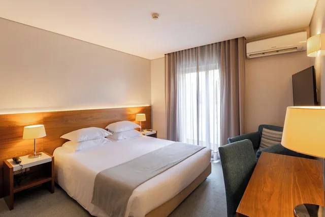 غرفة سوبيريور بسريرين منفصلين بإطلالة على المدينة بشرفة، Hotel Navarras 1/4