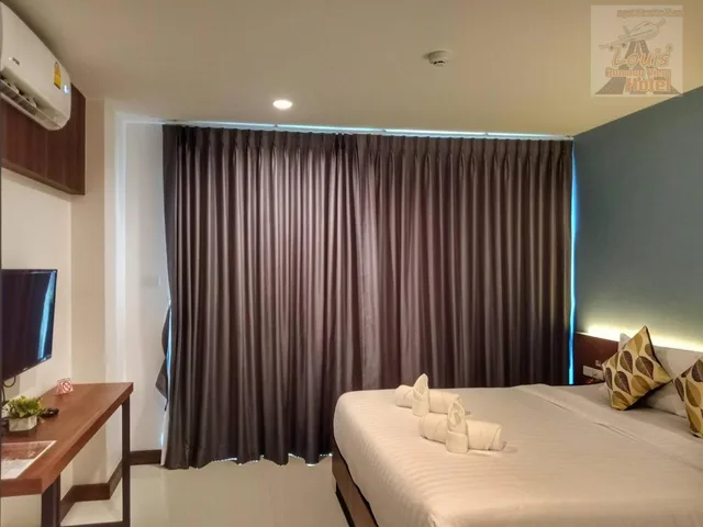غرفة بسرير كينج بشرفة، Louis' Runway View Hotel - SHA Extra Plus 4/8
