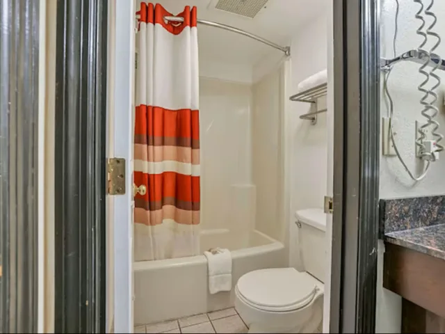 غرفة بسرير مزدوج، Red Roof Inn Uhrichsville 2/2