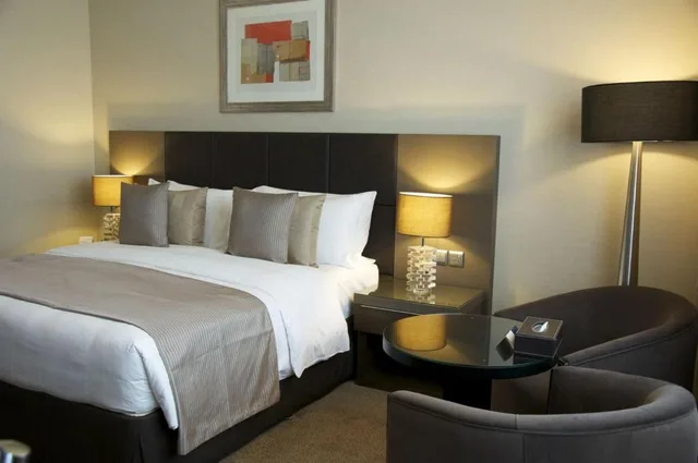 غرفة بسرير كوين لذوي الإعاقة، Ramada by Wyndham Abu Dhabi Downtown 2/2