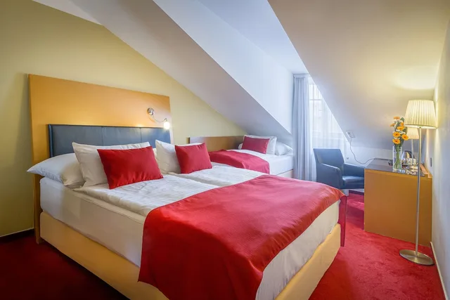 غرفة قياسية بسرير كوين وسرير فردي مع سرير إضافي، Theatrino Hotel Prague 3/10