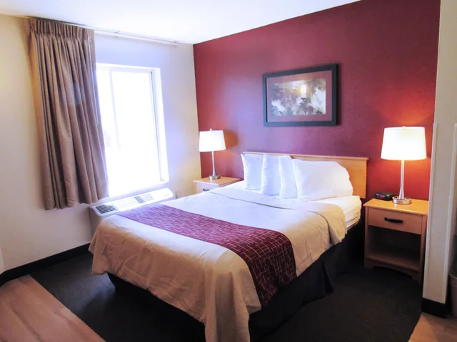 Deluxe, Queen Bed, Accessible, Red Roof Inn Fargo 1/5