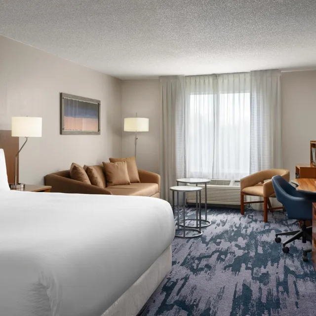 غرفة ديلوكس بسرير كينج مع أريكة، Fairfield Inn By Marriott Orlando Airport 1/4