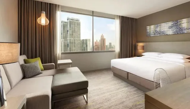 غرفة بسرير كينج بإطلالة على المدينة مع أريكة، HYATT PLACE BANGKOK SUKHUMVIT 3/8