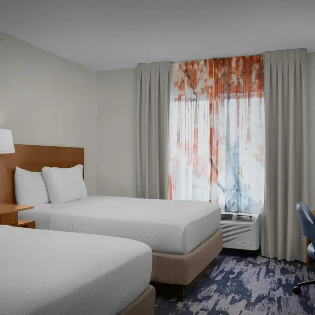 غرفة بسرير كوين، Fairfield Inn Suites Fayetteville North 1/7