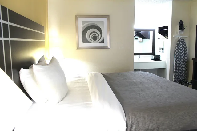 غرفة بسرير كينج للمدخنين، Quality Inn McComb 4/6