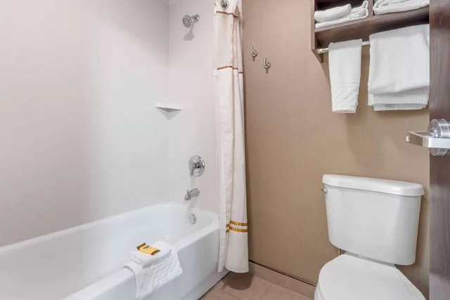 غرفة قياسية بسريرين كوين، Best Western Plus Ramkota Hotel 4/6