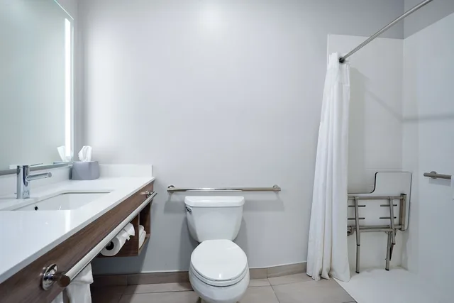 غرفة قياسية بسرير كوين لذوي الإعاقة، Holiday Inn Express Hotel Suites Swift Current 10/10
