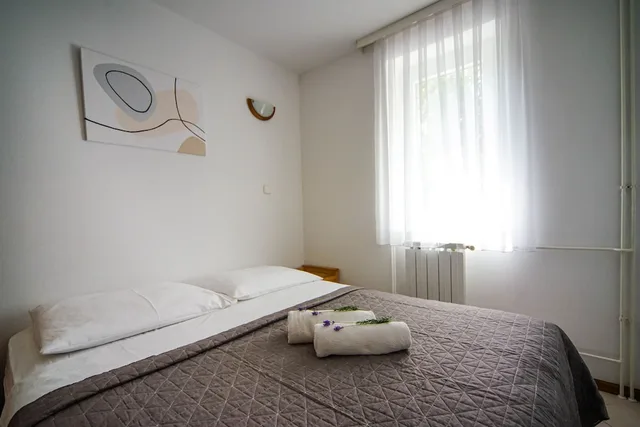 شقة عائلية بسرير كوين بغرفة نوم واحدة مع أريكة، APARTMENTS AND ROOMS DEGRA 2/6