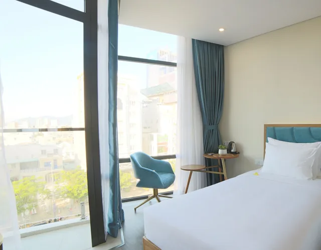 غرفة ديلوكس بسرير كينج بشرفة، San Marino Boutique Danang 2/10