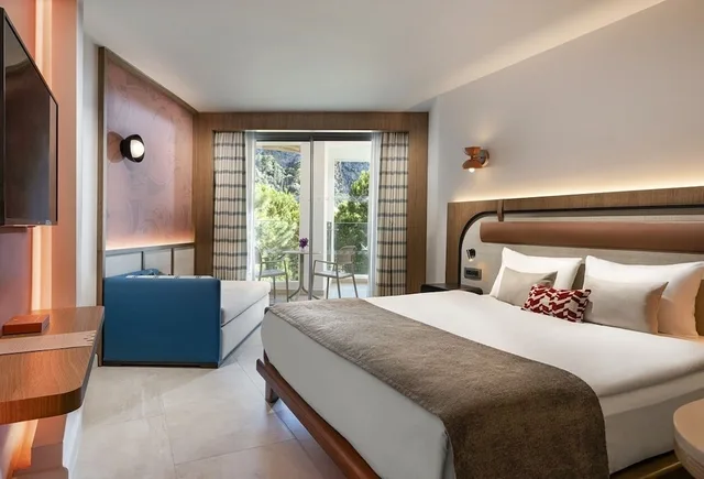 Deluxe, Double Bed, Lateral Side Sea View, Sofa، Liberty Lykia 1/1
