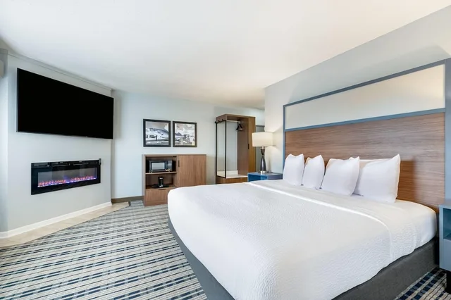 Suite, King Bed, Sofa, Americinn By Wyndham Baudette 2/9