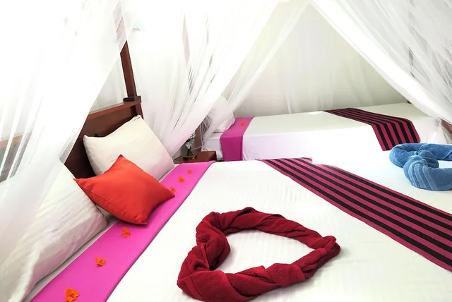 Comfort, 1 Double and 1 Single Bed, Silver Dome 2/10