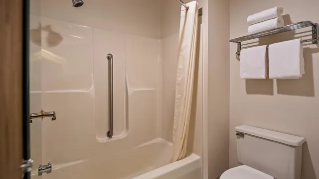 جناح بسرير كينج مع أريكة بمنطقة جلوس بمطبخ، Best Western Spooner Riverplace 5/5