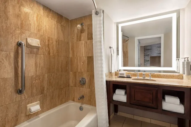 Room, King Bed, Embassy Suites by Hilton Kansas City Overland Park 3/3