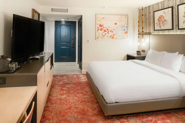 غرفة بسرير مزدوج بإطلالة على المسبح، Cliffrose Springdale, Curio Collection by Hilton 1/2