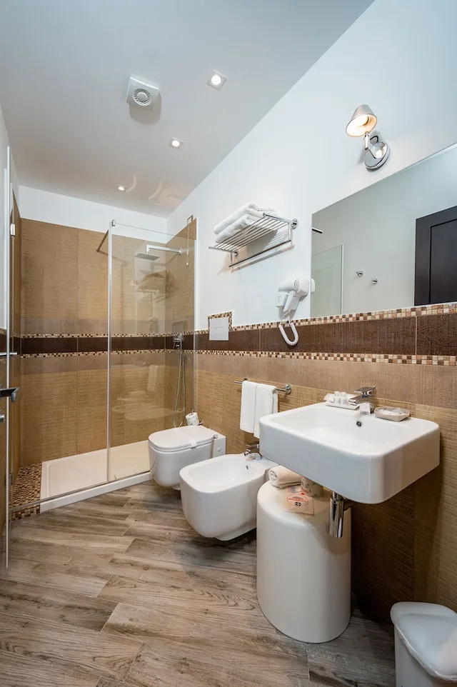 غرفة بسرير كوين بإطلالة على الفناء بشرفة، Hotel Vento Del Sud 7/8
