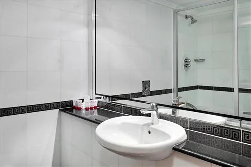 غرفة سوبيريور رباعية، Leonardo Royal Hotel London City 1/1
