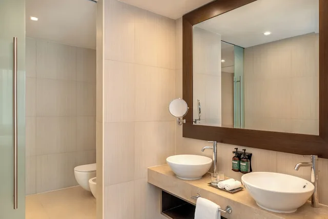 1 Bedroom, Suite, King Bed, Plaza View, Kitchenette، Crowne Plaza Abu Dhabi Yas Island 3/3