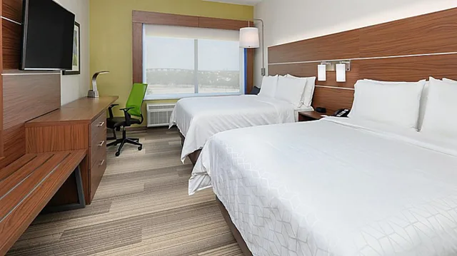 غرفة قياسية بسريرين كوين لذوي الإعاقة، Holiday Inn Express Hotel Suites Mount Pleasant 2/5