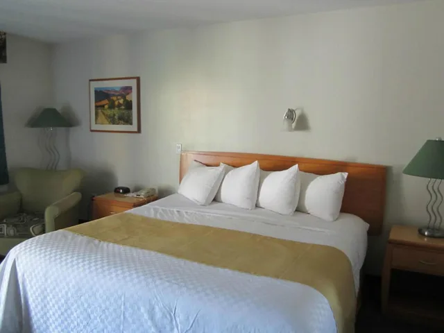 Room, King Bed, Queen Bed, Ramada Limited - Merritt 2/10