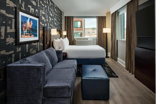 جناح بسرير كينج بغرفتي نوم لذوي الإعاقة، Hotel Alex Johnson Rapid City Curio Collection By Hilton 8/10