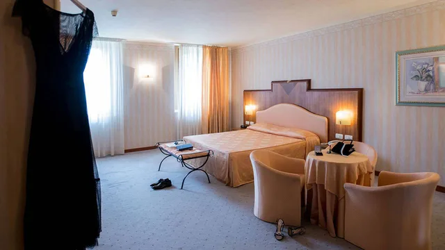 جناح جونيور رباعي، Phi Astoria 2/4