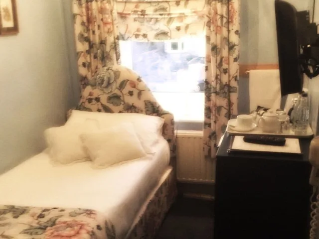 غرفة مفردة بسرير فردي بحمام خاص، Homelands Guest House 5/7