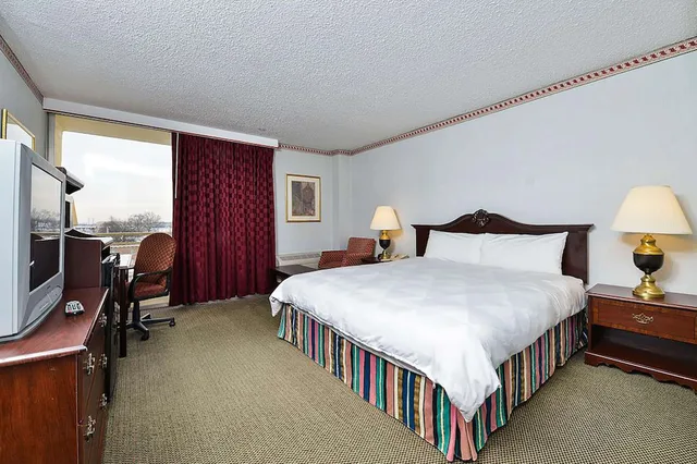 غرفة بسرير كينج، Travelodge by Wyndham Cleveland Airport 2/3