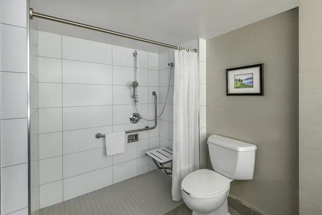 غرفة بسرير كينج لذوي الإعاقة، Hilton Vancouver Metrotown 2/2