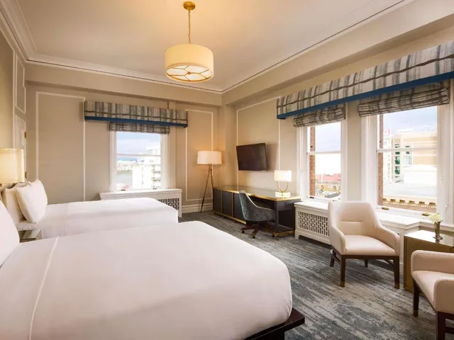 غرفة ديلوكس كبيرة بسريرين كوين بإطلالة على المرفأ، Fairmont Empress Hotel 1/5