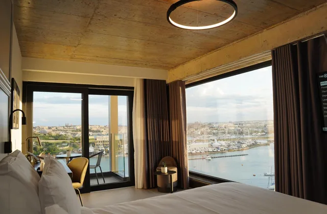 غرفة تنفيذية بإطلالة على البحر بشرفة، The Londoner Hotel Sliema 1/1