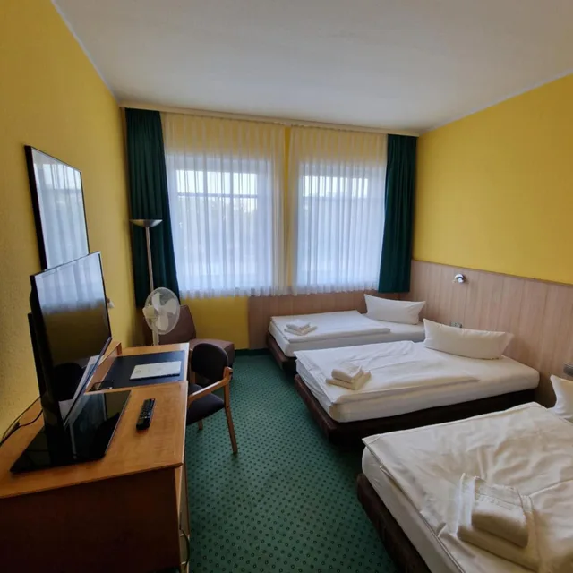 غرفة ثلاثية، Hotel A2 2/4