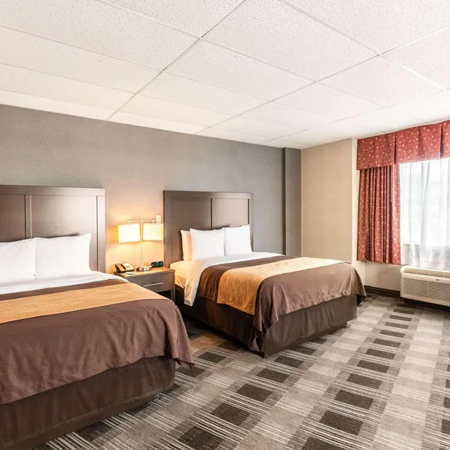 غرفة قياسية بسريرين كوين بإطلالة على الفناء، Comfort Inn Ballston 1/8