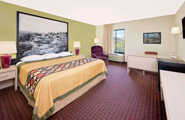 Room, King Bed, Super 8 By Wyndham Metropolis 1/4