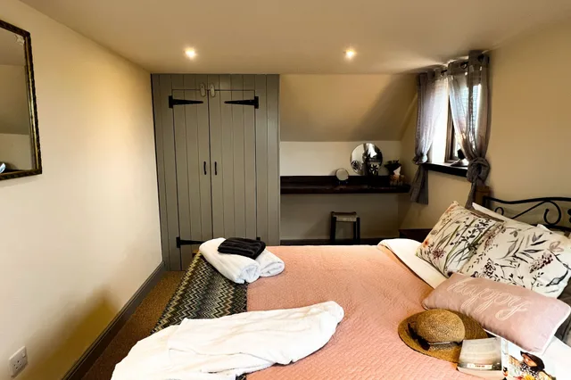 3 Bedrooms, Family, Cottage, 2 Double and Twin Beds, Beach Side, Partial Sea View، Norfolk Accommodation - mYminiBreak 1/10