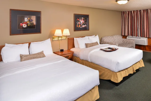 غرفة بسريرين كوين مع أريكة، Courtesy Inn Eugene 4/10