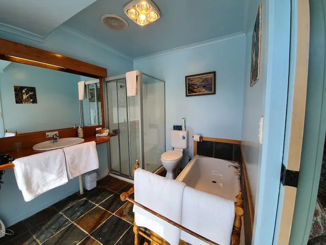جناح عائلي بسرير كوين وسرير فردي مع أريكة، HAWLEY HOUSE 2/2
