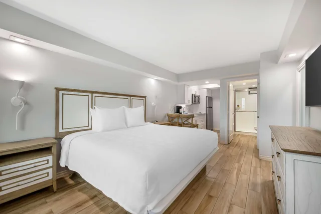 Room, King Bed, Pool Side, Kitchen, Ground Floor، Best Western Plus Beach Resort 2/6