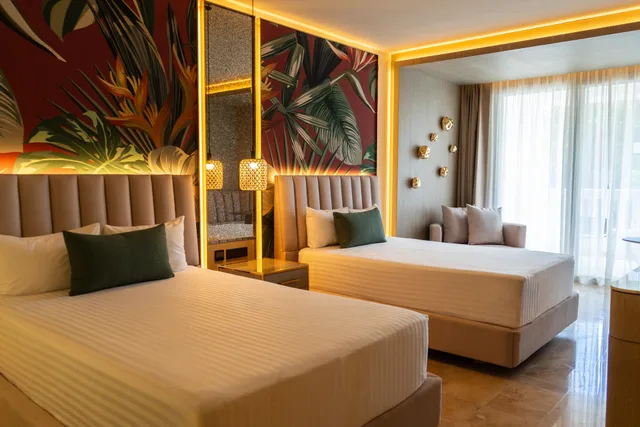 غرفة فاخرة ثلاثية بإطلالة على المسبح، Grand Riviera Princess 1/3