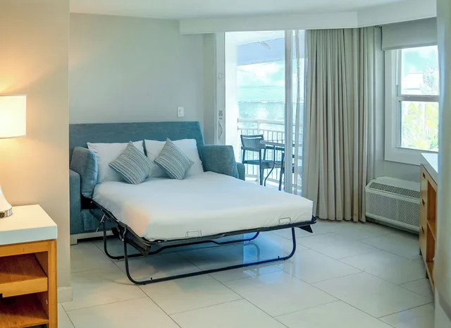 غرفة بسرير كينج مع أريكة، Hyatt Centric Key West Resort and Spa 1/1
