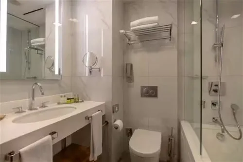 غرفة بسرير مزدوج أو سريرين منفصلين بإطلالة على المدينة، Doubletree By Hilton Hotel Istanbul - Moda 5/7