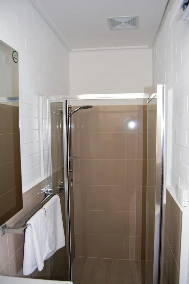 غرفة عائلية بسرير مزدوج وسريرين منفصلين، Civic Motor Inn Cowra 6/6