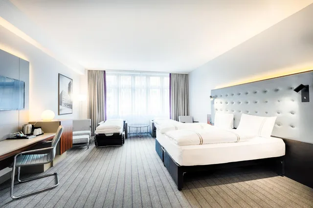 غرفة قياسية رباعية بسرير مزدوج وسريرين منفصلين، Premier Inn Cologne City Mediapark Hotel 2/3